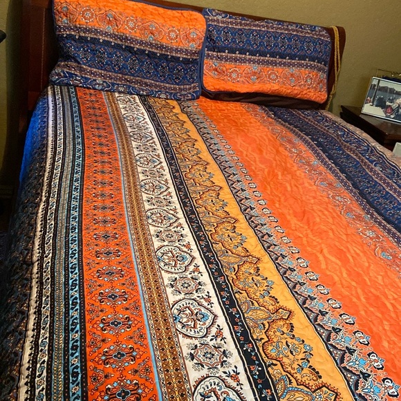 Queen Size Bedspread with Shams. - Picture 1 of 10